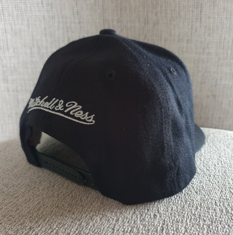 MITCHELL & NESS LAKERS SNAPBACK - BLACK/PURPLE/YELLOW